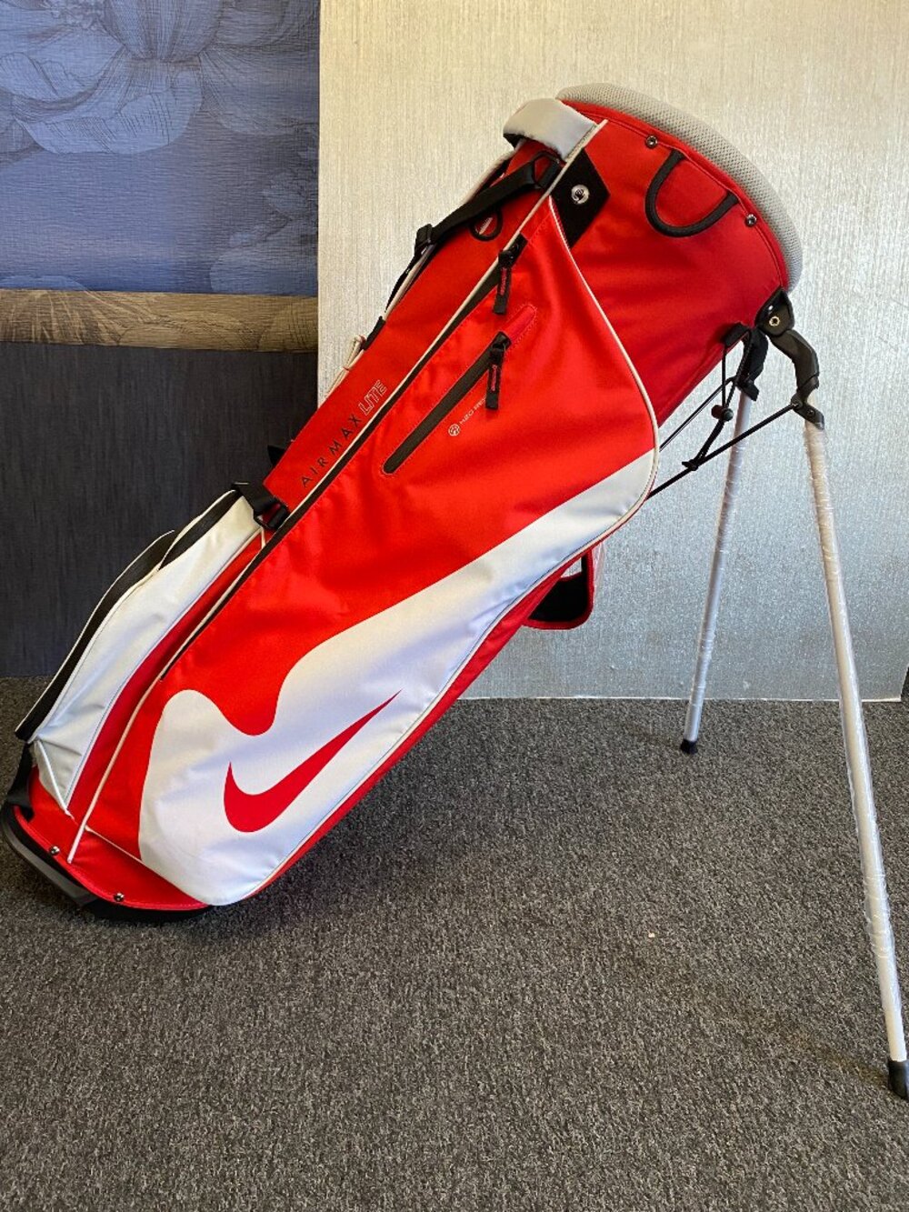 NIKE AIR MAX LIGHT STAND GOLF CLUB BAG RED X WHITE